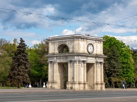 Foto de Arco de triunfo en el centro de la capital de Moldavia - Imagen libre de derechos