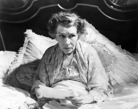Foto de Mujer anciana preocupada con cartas sentadas en la cama en casa - Imagen libre de derechos