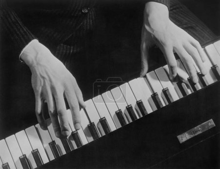 Foto de Alto ángulo recortado manos de hombre tocando el piano - Imagen libre de derechos