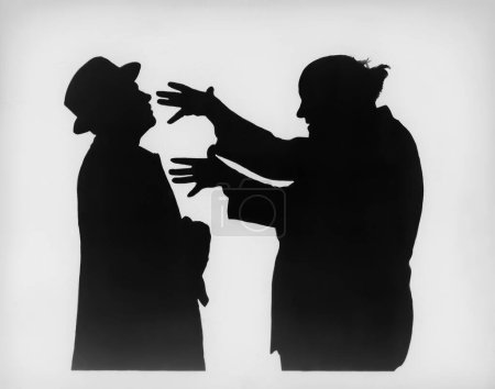Téléchargez les photos : Silhouette de deux hommes sur photo blanche, noire et blanche dans le style des années 1930. - en image libre de droit