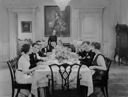 Foto de Familia sentados juntos en la mesa de comedor mientras cenan en casa - Imagen libre de derechos