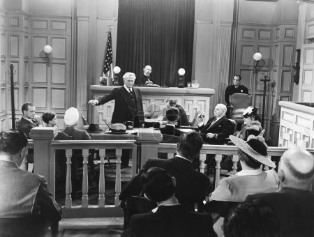 Foto de Abogado masculino señalando al acusado en la sala del tribunal - Imagen libre de derechos