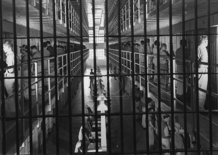Foto de Prisioneros de pie fuera de sus celdas en la cárcel - Imagen libre de derechos