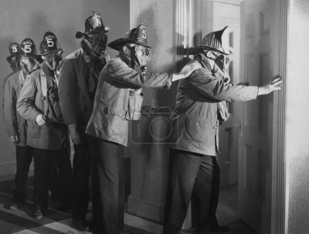 Téléchargez les photos : Pompiers portant des masques à oxygène entrant dans l'appartement - en image libre de droit