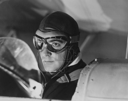 Foto de Piloto masculino serio en gafas de avión volador - Imagen libre de derechos
