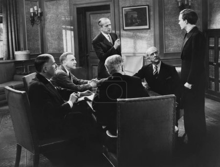 Foto de Equipo de negocios discutiendo estrategia en la sala de juntas durante la reunión en la oficina - Imagen libre de derechos
