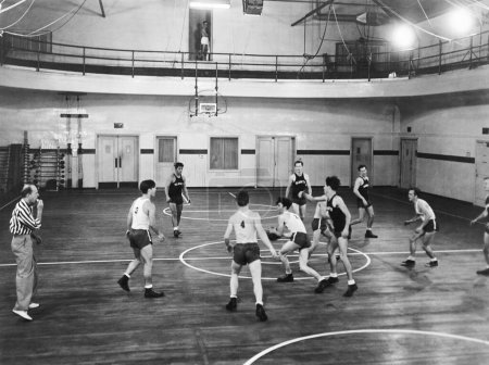 Foto de Equipos de baloncesto compitiendo entre sí en la cancha - Imagen libre de derechos