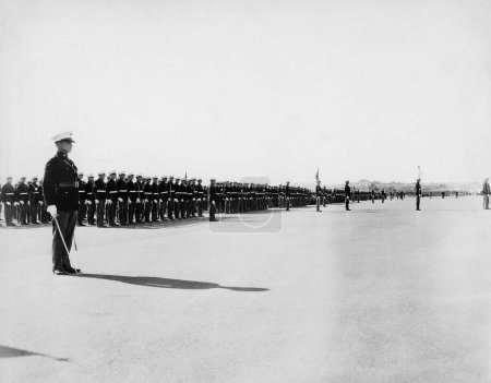Foto de Soldados masculinos de pie en escuadrones durante el desfile en tierra en un día soleado - Imagen libre de derechos