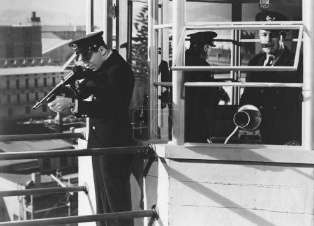 Guardia de la prisión apuntando arma automática Tommy desde la torre de vigilancia 