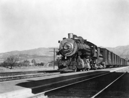 Foto de Tren de vapor locomotora en la estación contra el cielo en el día soleado - Imagen libre de derechos