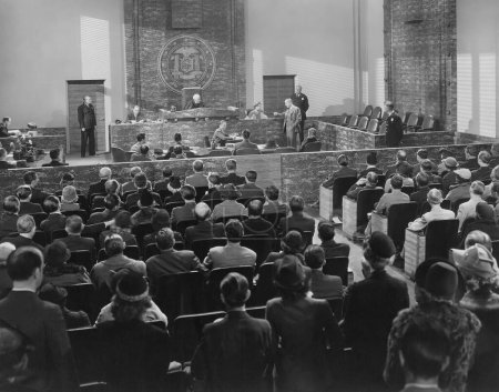 Foto de Espectadores sentados dentro de un juzgado durante un proceso judicial - Imagen libre de derechos