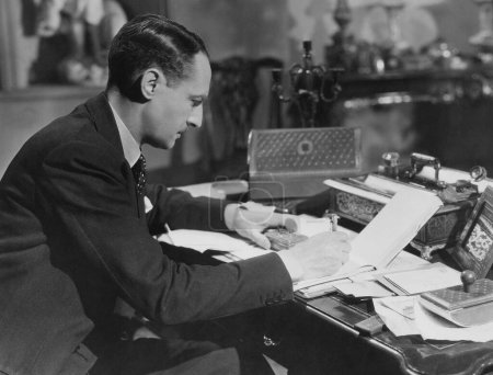 Foto de Empresario escribiendo en el diario mientras está sentado en el escritorio de la oficina - Imagen libre de derechos