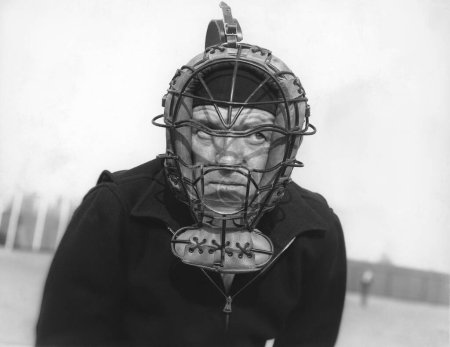 Foto de Árbitro de béisbol maduro con casco en el campo de deportes - Imagen libre de derechos