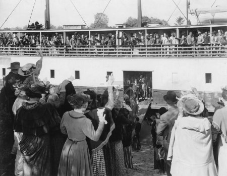 Foto de Multitud saludando a amigos y familiares que salen del barco de vapor en un día soleado - Imagen libre de derechos