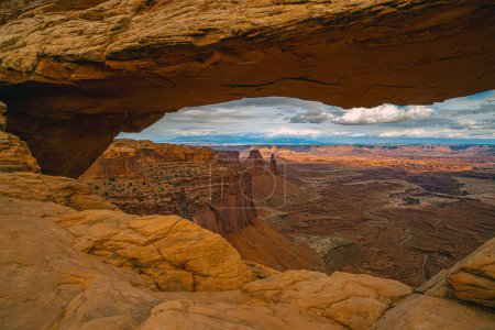 Téléchargez les photos : Mesa Arch,in Canyonlands National Park in northern San Juan County, Utah, United States. - en image libre de droit