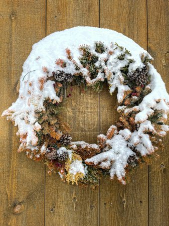 Foto de Corona de Navidad en el granero de Vermont cubierto de nieve - Imagen libre de derechos