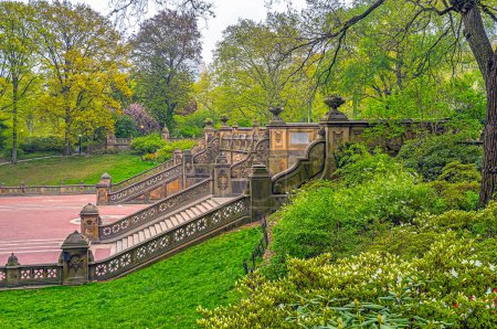 Téléchargez les photos : Bethesda Terrace et Fountain sont deux éléments architecturaux surplombant le lac dans le Central Park de New York. - en image libre de droit