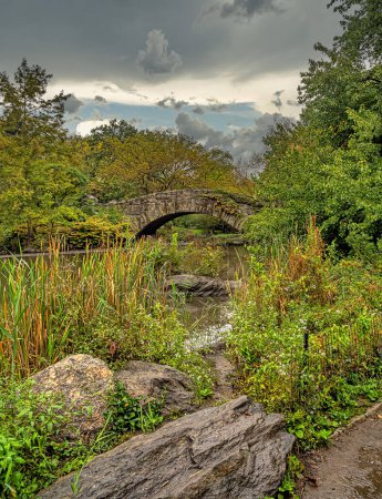 Foto de Puente de Gapstow en Central Park a principios de otoño en días lluviosos - Imagen libre de derechos
