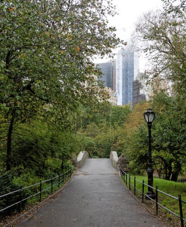 Foto de Puente de Gapstow en Central Park a principios de otoño en la mañana brumosa - Imagen libre de derechos