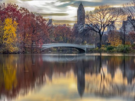 Téléchargez les photos : Pont Bow, Central Park, New York, tôt le matin à la fin de l'automne - en image libre de droit