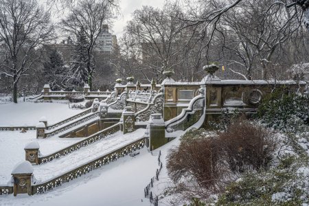 Foto de Bethesda Terrace y Fountain son dos características arquitectónicas con vistas al lago en el Central Park de Nueva York. - Imagen libre de derechos