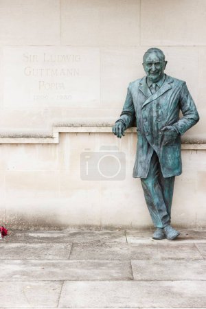 Téléchargez les photos : AYLESBURY, Royaume-Uni - 04 juillet 2021. Statue en bronze du professeur Sir Ludwig Guttmann CBE, fondateur des Jeux de Stoke Mandeville qui ont évolué vers les Jeux paralympiques - en image libre de droit