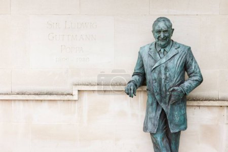 Téléchargez les photos : AYLESBURY, Royaume-Uni - 04 juillet 2021. Statue en bronze du professeur Sir Ludwig Guttmann CBE, fondateur des Jeux de Stoke Mandeville qui ont évolué vers les Jeux paralympiques - en image libre de droit