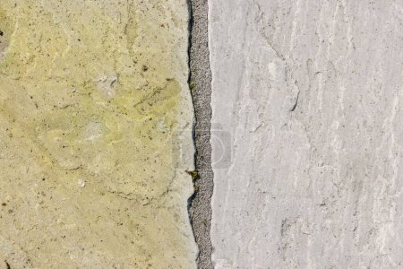 Reinigung der Gartenterrasse. Sandsteinpflaster vor und nach dem Jet-Waschen oder Hochdruckwaschen, Großbritannien. 