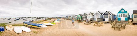 Téléchargez les photos : DORSET, UK - July 07, 2022. Panoramic view of Christchurch Harbour with a row of wooden beach huts. Hengistbury Head, Dorset, UK - en image libre de droit