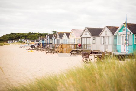 Téléchargez les photos : Row of wooden beach huts between sand dunes. Hengistbury Head, Dorset, UK - en image libre de droit