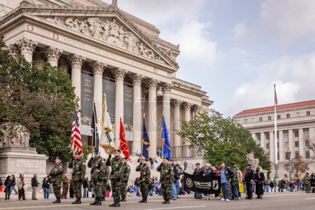 Téléchargez les photos : WASHINGTON, DC - November 10, 2007. Vietnam veteran soldiers in Veterans Day parade, outside the National Archives building, Washington DC - en image libre de droit