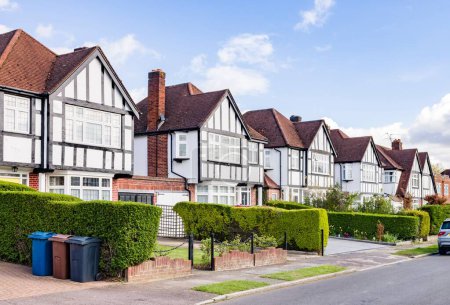 Téléchargez les photos : Maisons individuelles de style Tudor en noir et blanc dans une rue de banlieue à Hatch End, Harrow, Londres, Royaume-Uni - en image libre de droit