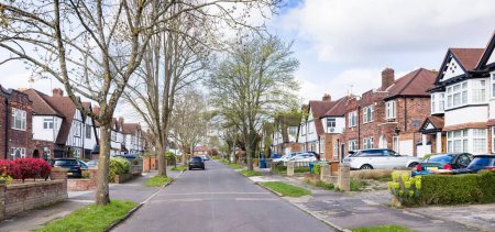Téléchargez les photos : Maisons jumelées de banlieue dans une rue résidentielle à Londres, Royaume-Uni - en image libre de droit