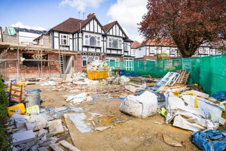 Foto de LONDRES, Reino Unido - 11 de abril de 2023. Construcción de una ampliación de una casa adosada en las afueras de Londres. - Imagen libre de derechos