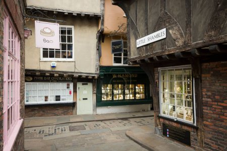 Téléchargez les photos : YORK, Royaume-Uni - 16 avril 2023. The Shambles, une célèbre rue médiévale étroite avec des magasins à ossature de bois dans la ville historique de York, Royaume-Uni - en image libre de droit