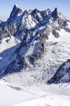Téléchargez les photos : Les parapentistes se préparent à décoller du Glacier du Geant sous les Grandes Jorasses, Massif du Mont Blanc, Chamonix-Mont-Blanc, Alpes françaises - en image libre de droit
