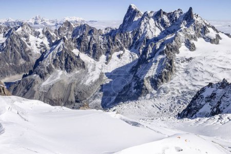 Téléchargez les photos : Les parapentistes se préparent à décoller du Glacier du Geant sous les Grandes Jorasses, Massif du Mont Blanc, Chamonix-Mont-Blanc, Alpes françaises - en image libre de droit