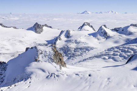 Téléchargez les photos : Champ de neige avec crevasses, montagnes alpines et horizon en arrière-plan. Glacier Mer de Glace dans les Alpes françaises, Chamonix, France - en image libre de droit