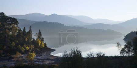 Téléchargez les photos : Panorama de la forêt calédonienne et des montagnes autour du lac en automne. Glen Affric, paysage écossais des Highlands, Écosse, Royaume-Uni - en image libre de droit