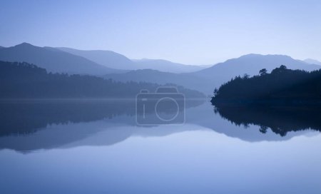 Téléchargez les photos : Ciel bleu et montagnes reflétées dans l'eau du lac. Glen Affric, Scottish Highlands, Écosse, Royaume-Uni - en image libre de droit