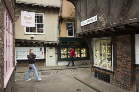 Téléchargez les photos : YORK, Royaume-Uni - 16 avril 2023. The Shambles, une célèbre rue médiévale étroite dans la ville historique de York, Royaume-Uni - en image libre de droit