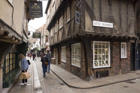 Téléchargez les photos : YORK, Royaume-Uni - 19 avril 2023. The Shambles, une célèbre rue médiévale étroite dans la ville historique de York, Royaume-Uni - en image libre de droit