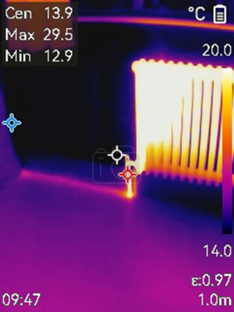 Téléchargez les photos : Image thermique d'un radiateur et d'un tuyau d'eau chaude, système de chauffage central dans une maison britannique - en image libre de droit