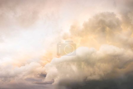 Cumulonimbus nuages de tempête dans un ciel orageux dramatique pendant la journée. Idéal pour un contexte météorologique, climatique ou environnemental