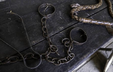 Detalle de los antiguos instrumentos medievales y de inquisición para la tortura