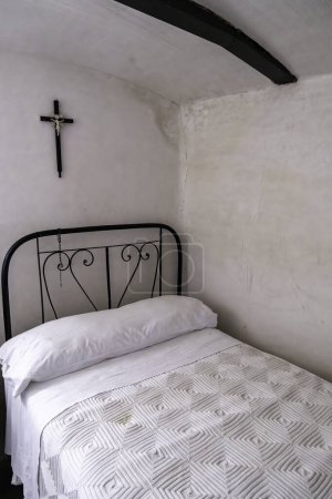 Foto de Detalle de habitación antigua con decoración religiosa vintage - Imagen libre de derechos