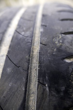 Détail des vieux pneus de voiture dans la poubelle, la pollution et le recyclage