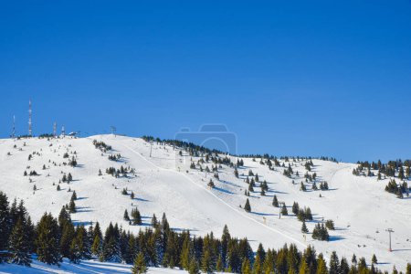 Foto de Imagen más amplia de las pistas de esquí de montaña de Kopaonik en Serbia y uno de los lugares turísticos de invierno más emocionantes en los Balcanes y en Europa del Este. - Imagen libre de derechos