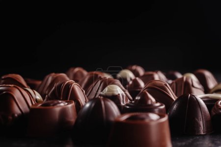 Téléchargez les photos : Beaucoup de chocolats différents. Un assortiment de délicieux chocolats en arrière-plan. - en image libre de droit