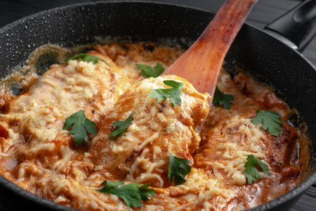 Marry Me Chicken - Hühnerbrüste in einer cremigen Soße mit gebratenen, sonnengetrockneten Tomaten angebraten. Ansicht von oben. Tick-Tack-Trendfood